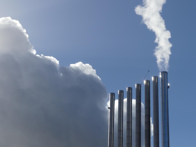 Foto el humo se acumula contra el cielo.