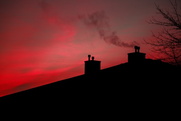 Humo amanecer cielo de la mañana humo de la casa de combustión