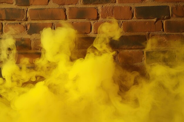 Humo amarillo contra una pared de ladrillos