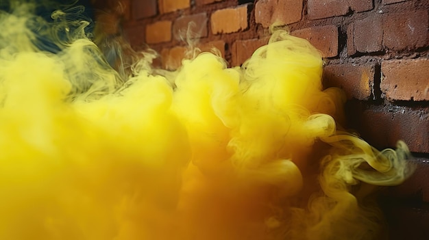 Humo amarillo en una pared de ladrillos con una pared de ladrillos en el fondo