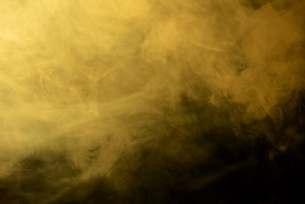 Humo amarillo sobre fondo negro