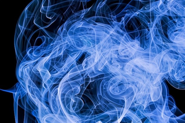 Foto humo azul abstarct sobre un fondo negro