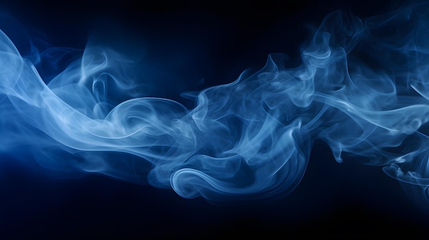 Humo azul claro aislado sobre fondo negro