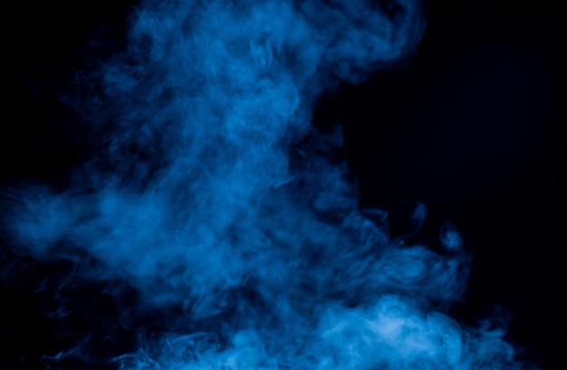 Humo azul con nube de fondo negro