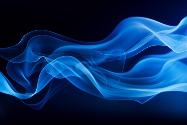 humo azul sobre un fondo negro con una luz azul.