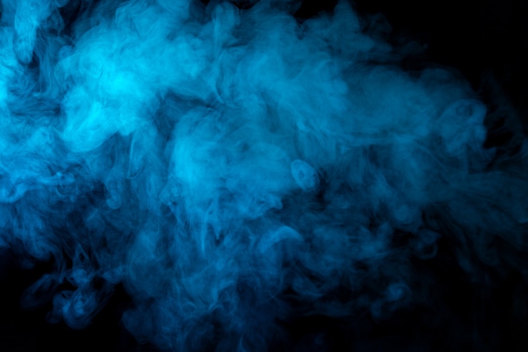 Foto humo azul sobre fondo negro