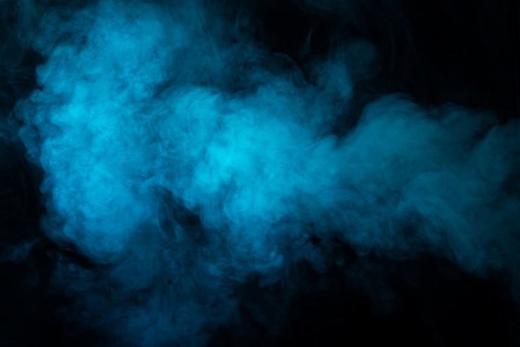 Foto humo azul sobre fondo negro