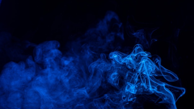 Humo azul sobre fondo negro