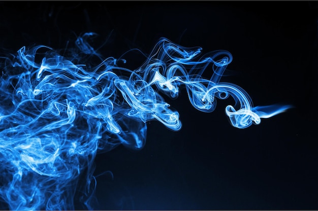 Humo azul sobre fondo negro