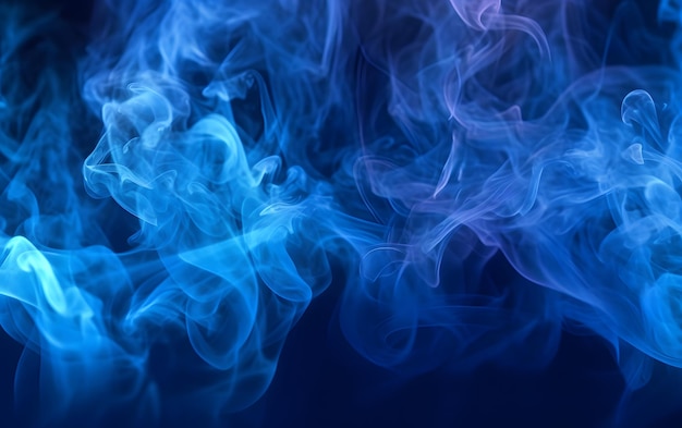 Humo azul sobre fondo negro