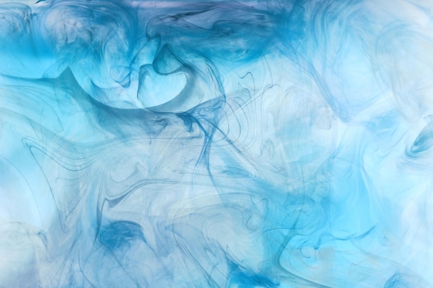 Humo azul sobre fondo de tinta blanca, niebla colorida, mar abstracto remolino, pigmento de pintura acrílica bajo el agua