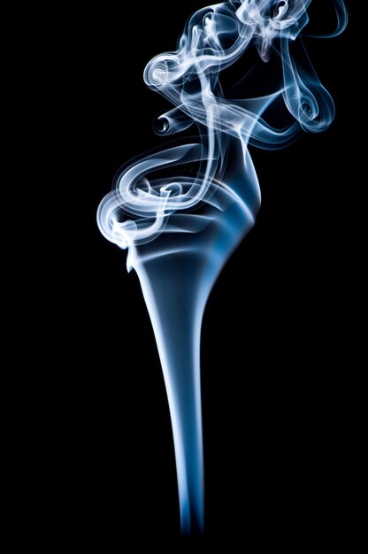 Foto humo azul sobre negro