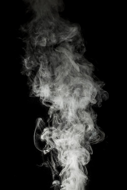 Humo blanco aislado sobre fondo negro.