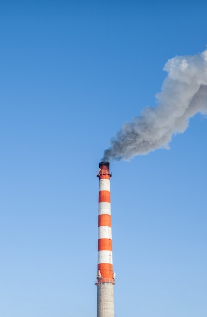 Humo blanco espeso de la chimenea de la sala de calderas.