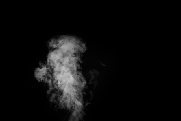 Un humo blanco, humo sobre un fondo negro para agregar a tus imágenes. Humo, vapor, fragancia e incienso perfectos para tus fotos.