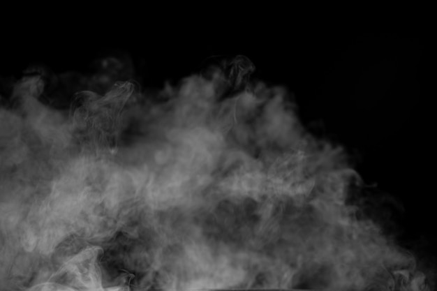 Humo blanco con nube de fondo negro