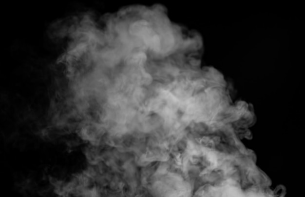 Foto humo blanco con nube de fondo negro