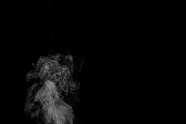 Humo blanco sobre fondo negro. Humo figurado sobre un fondo oscuro. Fondo abstracto, elemento de diseño, para superposición de imágenes