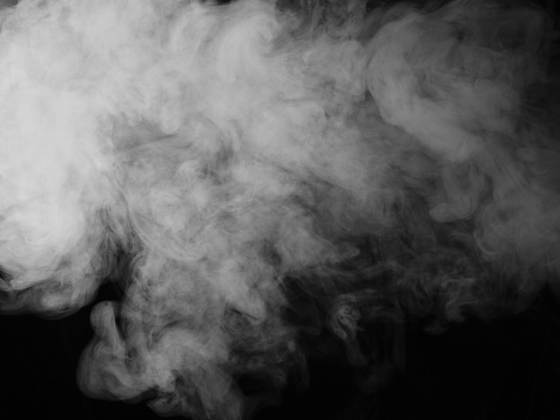 Humo blanco sobre fondo negro