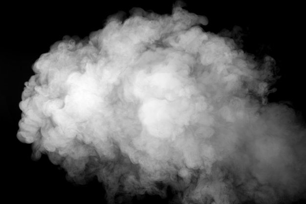Humo blanco sobre fondo negro