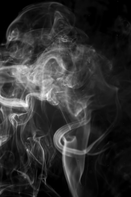 Humo blanco sobre fondo negro