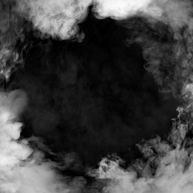 Humo blanco sobre fondo negro