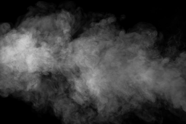 Humo blanco sobre fondo oscuro