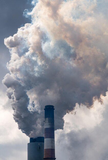 Foto humo de la central eléctrica de carbón