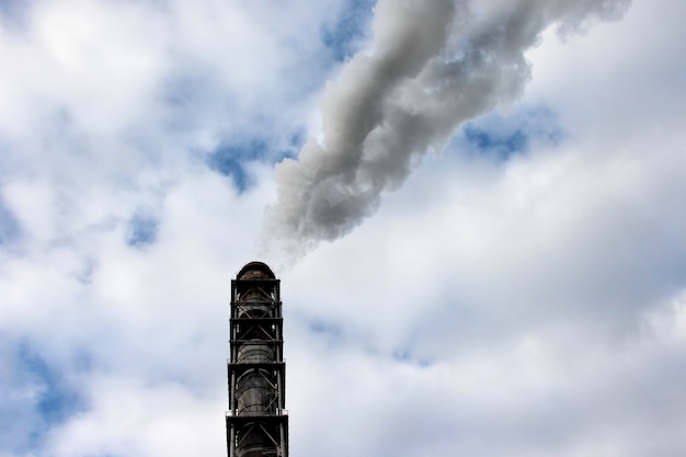 El humo de la chimenea de una empresa industrial en el cielo
