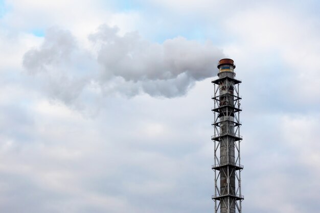 El humo de la chimenea de una empresa industrial en el cielo