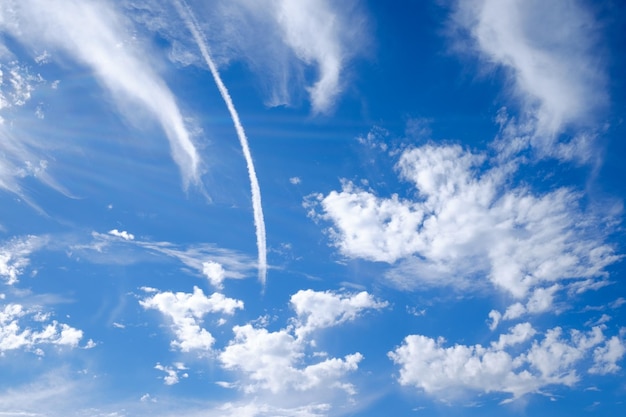 Humo de chorro y cielo azul