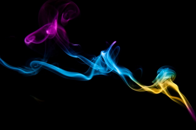 Humo de colores sobre fondo negro