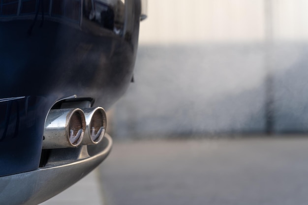 Humo del escape de un coche con motor de gasolina