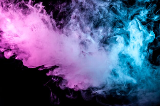 Foto humo espeso multicolor iluminado por una luz de color azul púrpura y rosa contra un fondo aislado negro oscuro soldado con palos y rizos que se elevan de un vapor de vapor soplado de viento