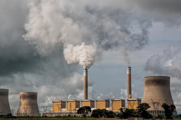 Humo desde una estación de energía