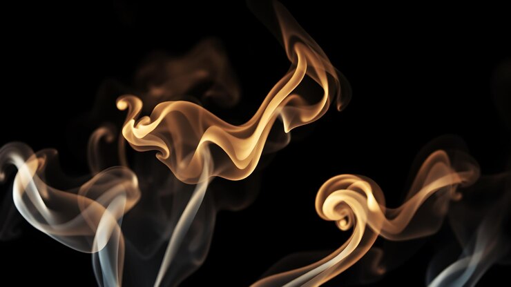 El humo etéreo se desvanece. Rutas de humo de colores suaves flotando contra un lienzo negro.