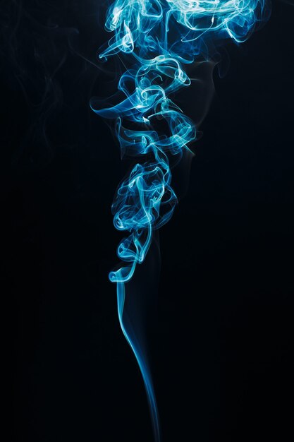 Foto humo flotando en el aire sobre fondo oscuro