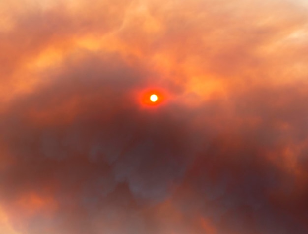 El humo de los incendios de verano (incendio provocado) cubre el sol en la isla griega de Evia, Grecia