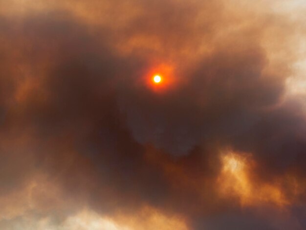 El humo de los incendios de verano (incendio provocado) cubre el sol en la isla griega de Evia, Grecia