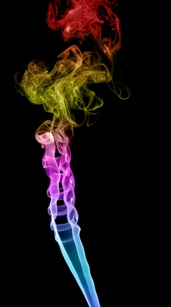 Humo multicolor abstracto sobre un fondo oscuro