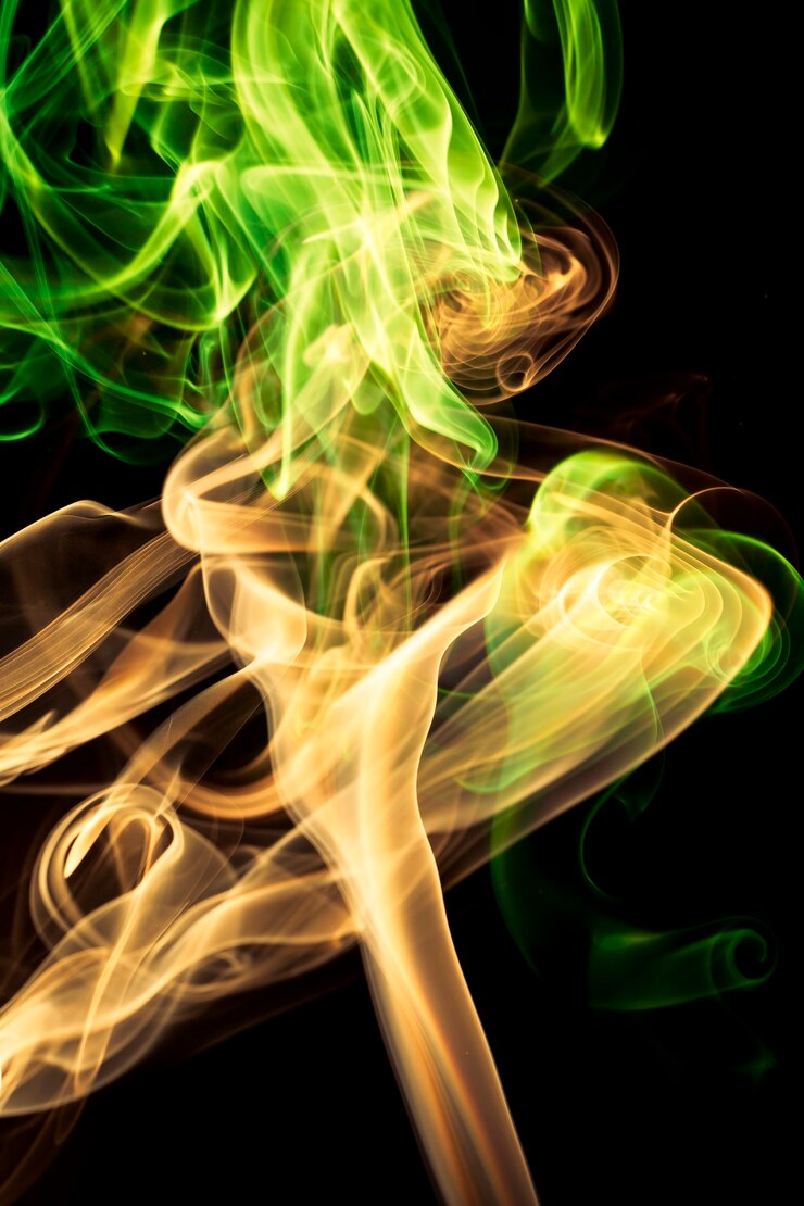 Humo multicolor sobre fondo negro.