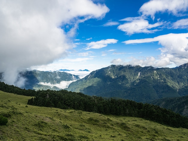 Humo y niebla sobre los paisajes. hermosas montañas con cielo azul