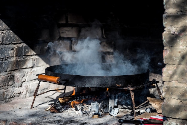 Humo a la parrilla preparación de hamburguesas caseras