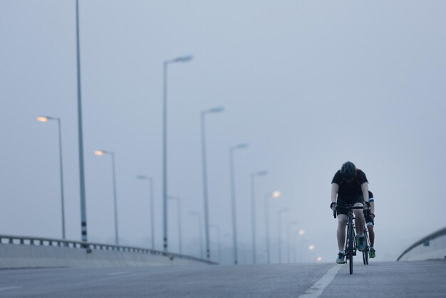 Humo de polvo de contaminación del aire en la ciudad urbana Vista de baja visibilidad de vehículos y personas que se mueven con neblina y niebla