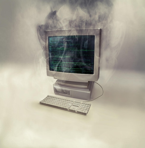 Humo problema de computadora y monitor con escritorio y pantalla de error con explosión Fondo blanco aislado y tecnología fallan debido a virus de PC antiguo agotamiento de malware cibernético y falla del sistema tecnológico