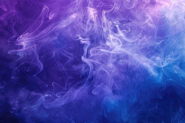 El humo púrpura y azul místico crea un efecto visual etéreo