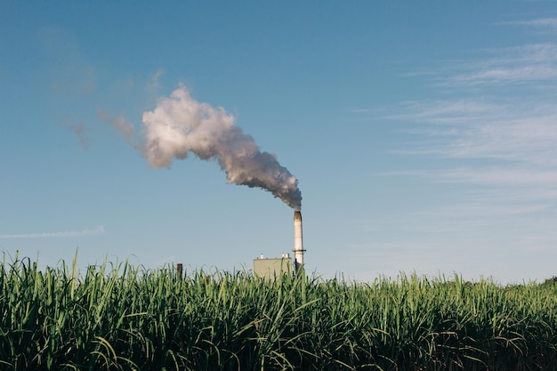 El humo que emite de la chimenea en el campo contra el cielo.