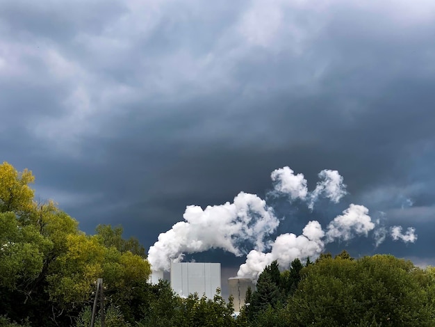 El humo que emite de la chimenea contra el cielo