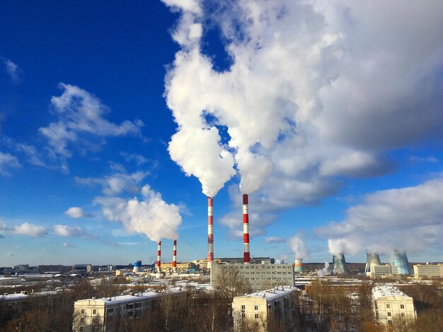 Foto humo que emite de la chimenea contra el cielo