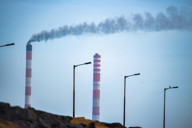 Foto el humo que emite de la chimenea contra el cielo